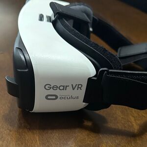 Samsung Gear VR Headset - Black and White